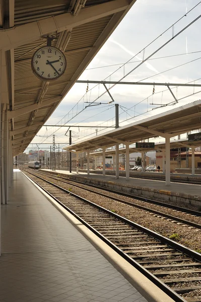 Spoorweg track met klok — Stockfoto