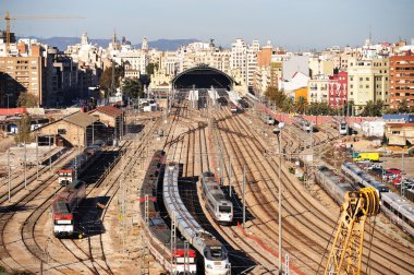 Demiryolları ve tren istasyonu. Valencia