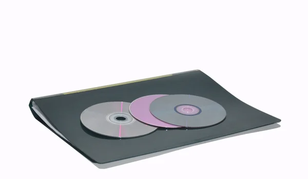 klasör ve cd diskler üzerinde beyaz bir adam