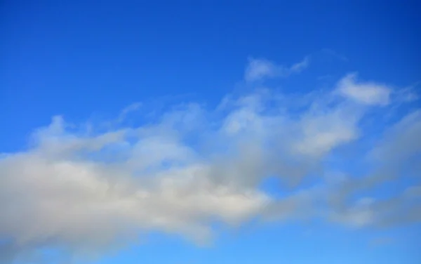 Тне blue sky with fluffy white clouds — Fotografia de Stock