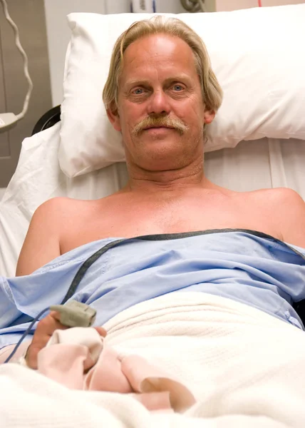 Людина в лікарняному ліжку — стокове фото