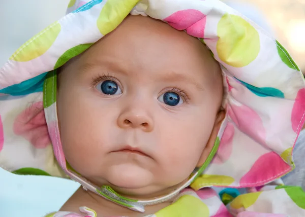 Bébé aux grands yeux bleus Image En Vente