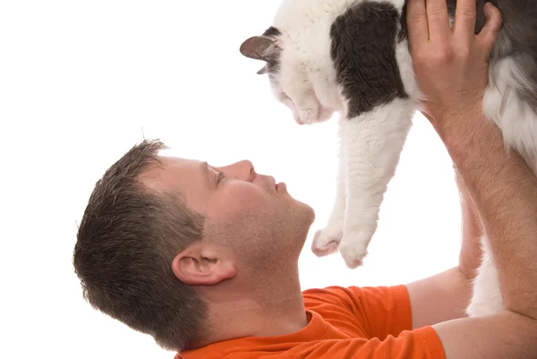 Человек смотрит вверх на кота, изолированного на белом — стоковое фото