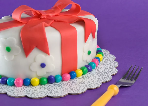 Kremówki prezent ciasto widelcem — Zdjęcie stockowe