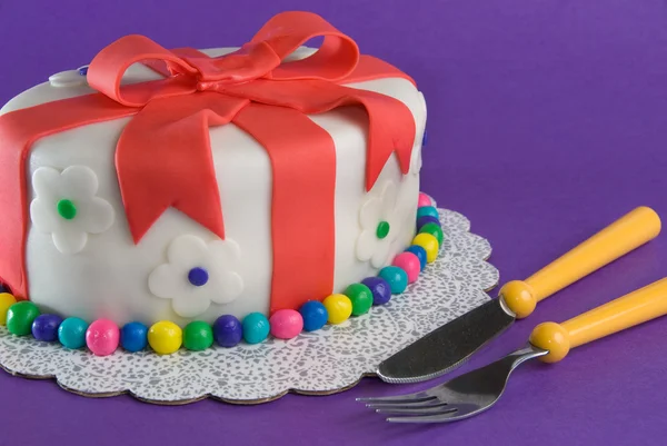 Fondant-Geschenkkuchen mit Gabel und Messer — Stockfoto