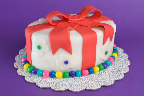 Kleurrijke fondant geschenk taart — Stockfoto