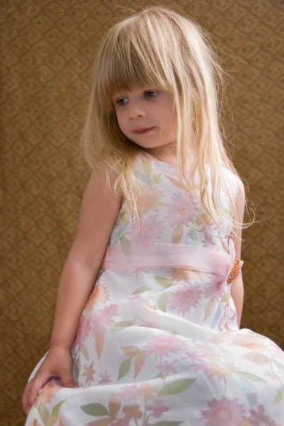 Poserar ung blond flicka Royaltyfria Stockbilder