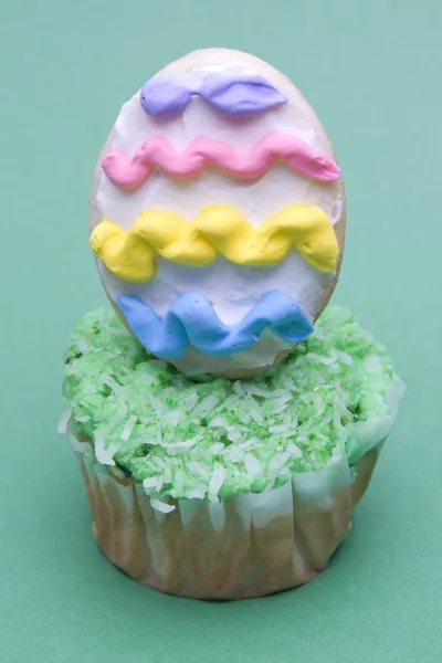 Pasen cupcake op groen — Stockfoto