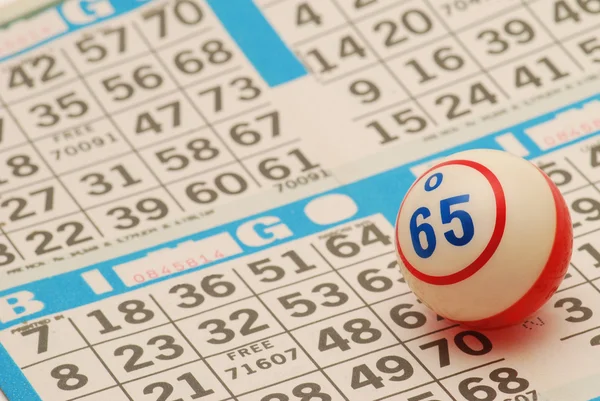 Bingo ball op kaart — Stockfoto