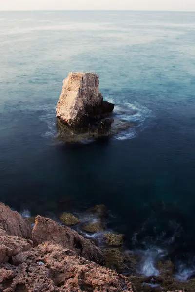 Морские скалы — стоковое фото