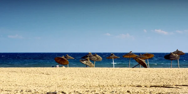 Пляжные зонтики — стоковое фото