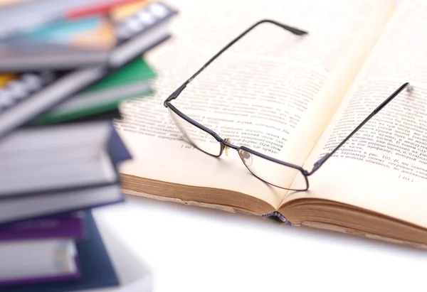 Bücher und Brillen — Stockfoto