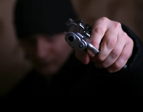 Mann mit Waffe — Stockfoto