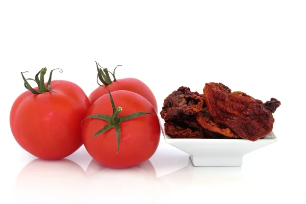 Suszone i świeże pomidory — Zdjęcie stockowe