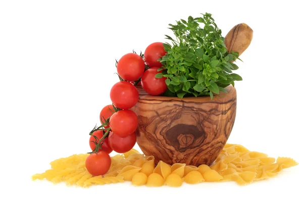 Bylinkové těstoviny, rajčata a bazalka — Stock fotografie