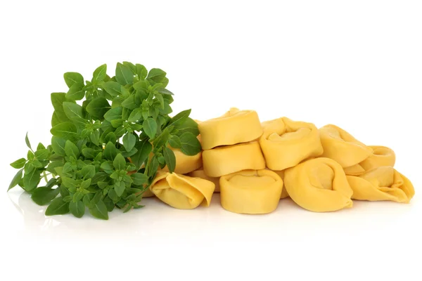 Tortellini tészta, bazsalikomos az gyógynövény — Stock Fotó