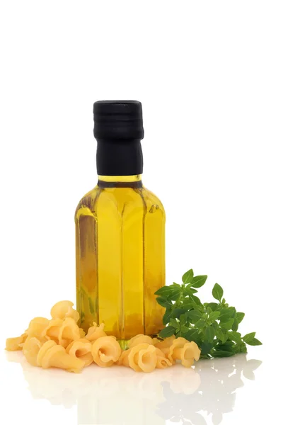 Těstoviny, bazalkou a olivovým olejem — Stock fotografie