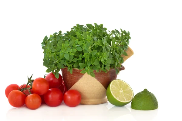 Bazalka herb, rajčata a vápno polovin — Stock fotografie