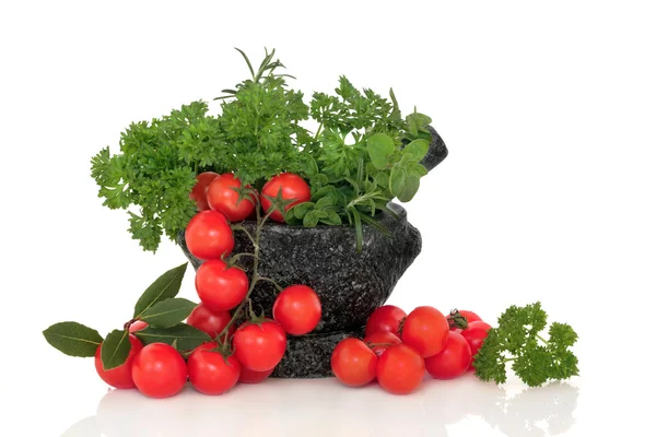 Выбор томатов и травяных листьев — стоковое фото
