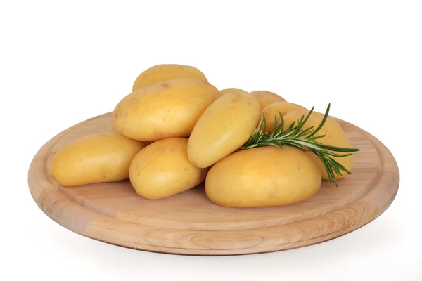Młode ziemniaki z rozmarynem zioło — Zdjęcie stockowe