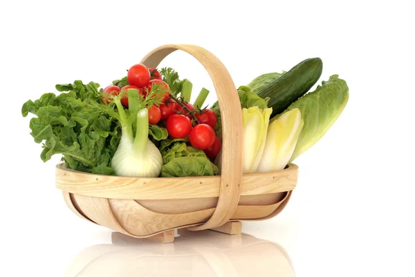 Košík čerstvé saláty — Stock fotografie