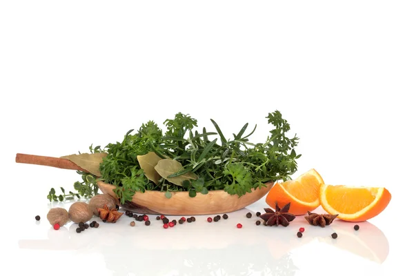 Kruiden, specerijen en oranje groenten — Stockfoto