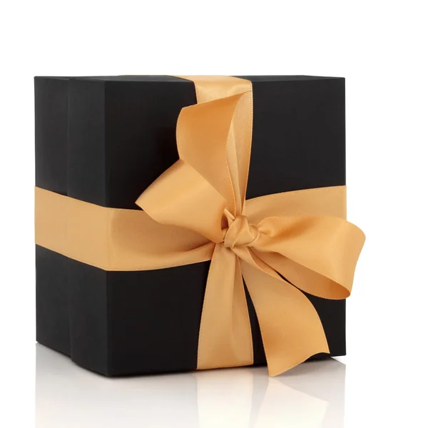 Schwarze Geschenkschachtel mit Goldschleife — Stockfoto
