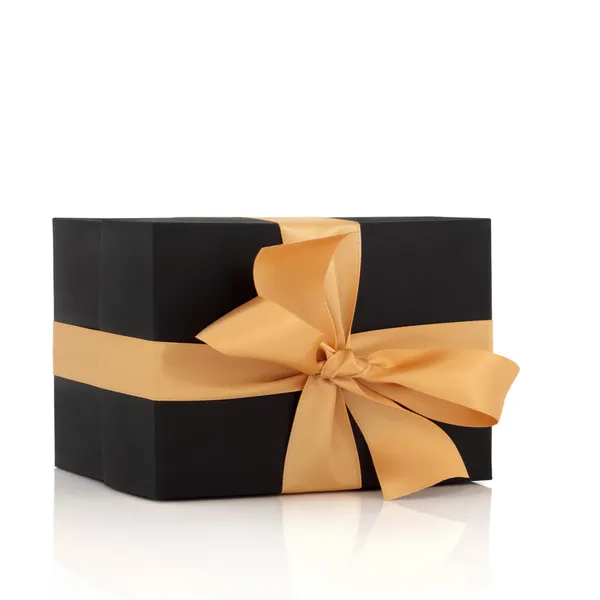 Caja de regalo negra con lazo de oro —  Fotos de Stock