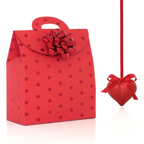 Röda gåva väska och hjärtat formade bauble — Stockfoto