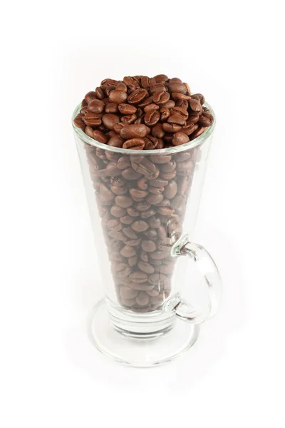 Szklane wypełnione ziarna kawy na białym tle — Zdjęcie stockowe
