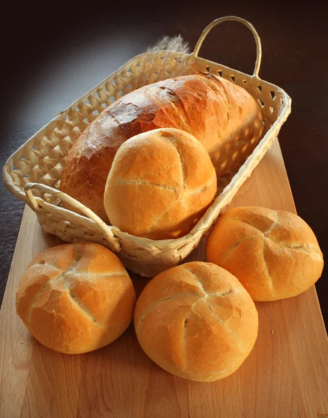 Хлебные рулеты в корзине — стоковое фото