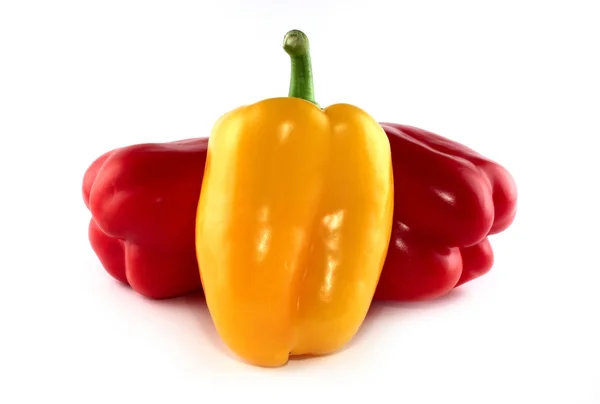 Paprika rood en geel geïsoleerd — Stockfoto