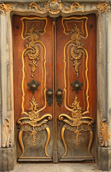 Старая дверь с золотыми украшениями — стоковое фото