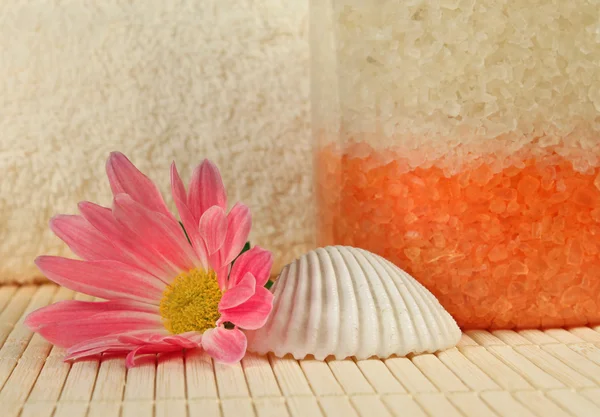 Sel de bain, coquille et une fleur — Photo