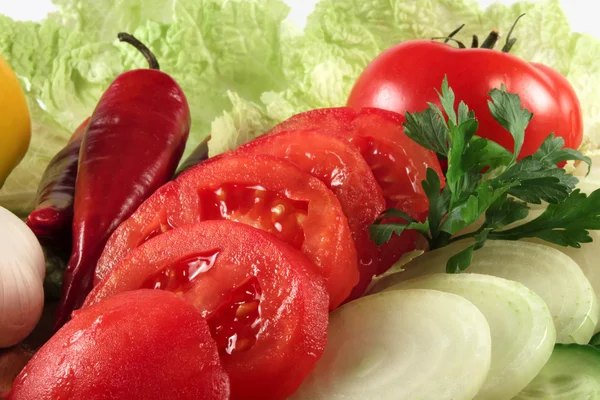 Овощи: чили, лук, помидоры — стоковое фото