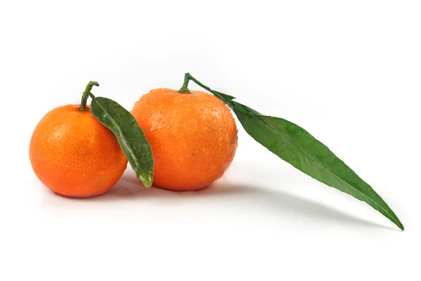 分離された緑の葉と新鮮なオレンジ — ストック写真