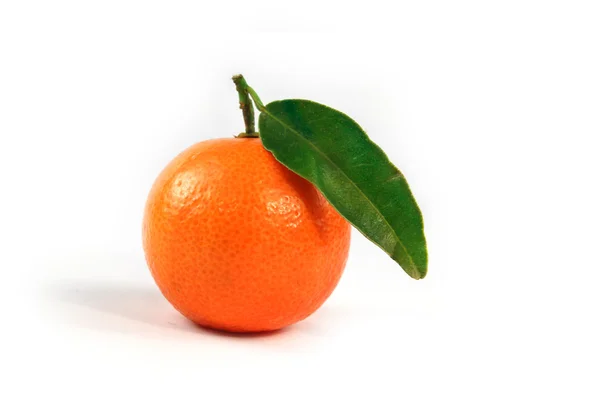 Naranja con hoja verde aislada —  Fotos de Stock
