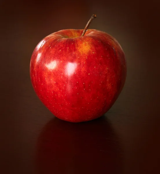 Siyah üzerine kırmızı elma — Stok fotoğraf
