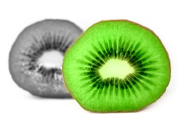 Плоды киви наполовину зелёные и чёрные — стоковое фото