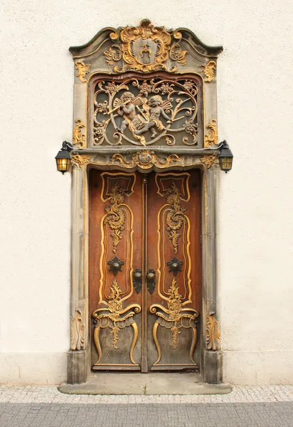 Παλιά πόρτα με χρυσά στολίδια — Φωτογραφία Αρχείου