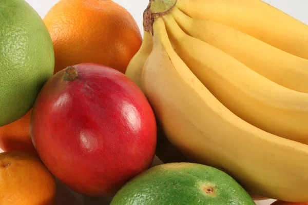 Färska färgglada frukter — Stockfoto