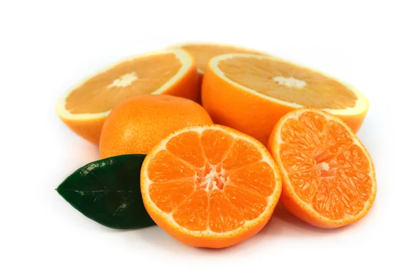 Gesneden sinaasappelen geïsoleerd — Stockfoto