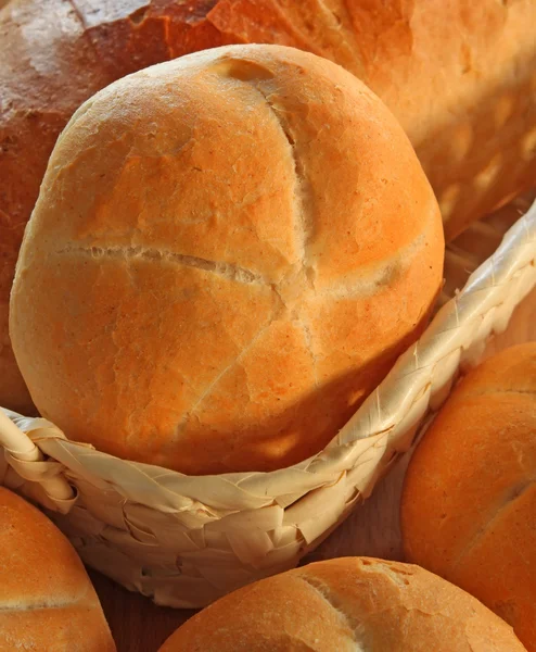 Rolos de pão em uma cesta — Fotografia de Stock