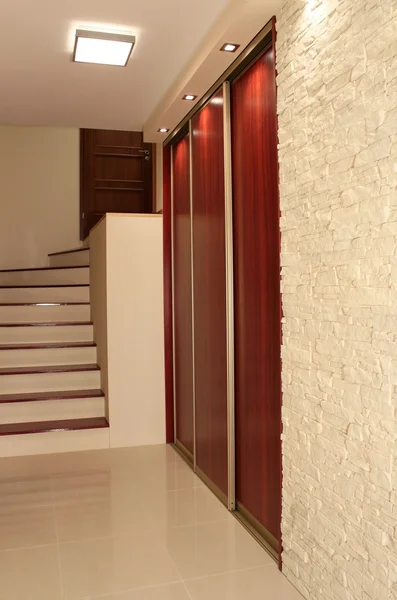 Modern daire merdivenleri ile salonu — Stok fotoğraf