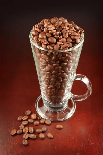 Zrnková káva ve skle na tmavém pozadí — Stock fotografie