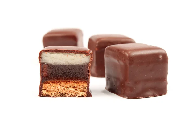 Cukierki czekoladowe na białym tle — Zdjęcie stockowe