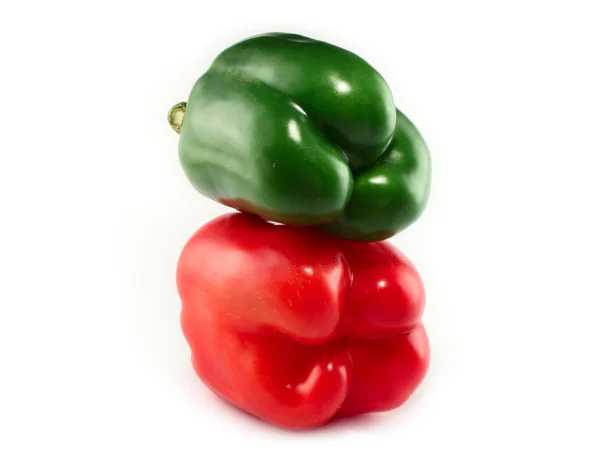 Rode pepers, groene geïsoleerd — Stockfoto