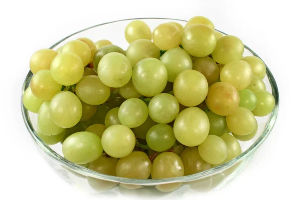 Uvas verdes em taça de vidro isolado — Fotografia de Stock