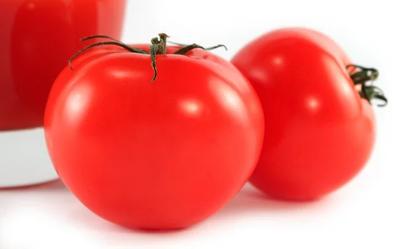 Tomates y zumo de tomate aislados — Foto de Stock