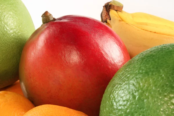 Taze mango ve renkli meyveler — Stok fotoğraf